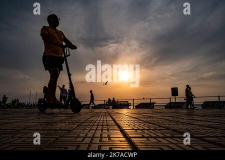 ©Arnaud BEINAT/Maxppp. 2020/07/31. Ostende, Belgien. Touristes et vacanciers sur le Bord de mer au Centre ville. Stockfoto