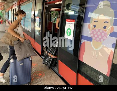 ©PHOTOPQR/LE PARISIEN/Delphine Goldsztejn ; Nizza ; 01/08/2020 ; Port du Masque obligatoire dans les Transports Aéroport Aéroport Nizza Côte d'Azur Le 01/08/2020 Foto : Delphine Goldsztejn - 2020/08/03. Schöner Flughafen An Der Französischen Riviera. Stockfoto