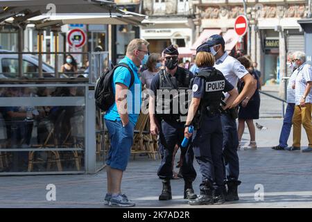 ©PHOTOPQR/VOIX DU Nord/Thierry THOREL ; 04/08/2020 ; CONTROLE MASQUE LILLE - Obligatoire depuis le 3 aout , le Port du masque est controle par les forces de l'ordre avec quelques verbalisations - Le 4 aout 2020 - A Lille - Foto : THIERRY THOREL / La Voix du Nord - Lille, Frankreich, august 4. 2020 - Da die Pandemie Covid-19 in Frankreich zunimmt, müssen die Menschen im Zentrum von Lille Masken tragen. Stockfoto