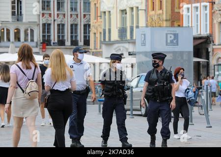 ©PHOTOPQR/VOIX DU Nord/Thierry THOREL ; 04/08/2020 ; CONTROLE MASQUE LILLE - Obligatoire depuis le 3 aout , le Port du masque est controle par les forces de l'ordre avec quelques verbalisations - Le 4 aout 2020 - A Lille - Foto : THIERRY THOREL / La Voix du Nord - Lille, Frankreich, august 4. 2020 - Da die Pandemie Covid-19 in Frankreich zunimmt, müssen die Menschen im Zentrum von Lille Masken tragen. Stockfoto