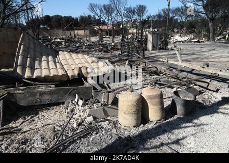 ©PHOTOPQR/LA PROVENCE/Serge Gueroult ; Martigues ; 05/08/2020 ; Incentidie de Martigues, plus de 1800 pompiers encore mobilisés ce matin. Plus de mille hectars sont partis en fumée et deux campings entièrement détruits. Lou Cigalon et Les Tamaris . ICI le camping Les Tamaris . - 2020/08/05. Martigues feuern, mehr als 1800 Feuerwehrleute mobilisierten heute Morgen noch. Mehr als tausend Hektar sind in Rauch aufgegangen und zwei Campingplätze wurden vollständig zerstört Stockfoto