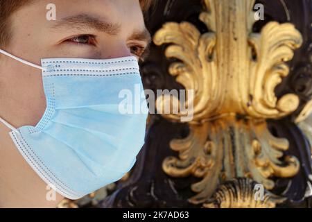 ©PHOTOPQR/L'EST REPUBLICAIN/ALEXANDRE MARCHI ; NANCY ; 05/08/2020 ; SANTE - CRISE SANITAIRE - EPIDEMIIE DE COVID 19 - CORONAVIRUS - ARRETE PREFECTORAL - PORT DU MASQUE OBLIGATOIRE - PROTECTION - MASQUE CHIRURGICAL. Nancy 5 août 2020. Une personne porte un masque chirurgical de Protection, dans le Centre ville de Nancy, sur la Place Stanislas. après avoir constaté 'une Augmentation du taux d'Incidence de Covid-19 sur le territoire de la Métropole du Grand Nancy' par les autorités sanitaires, le préfet de Meurthe-et-Moselle a pris un arrêté pour rendre obligatoire le Port du Masque de Protection Stockfoto