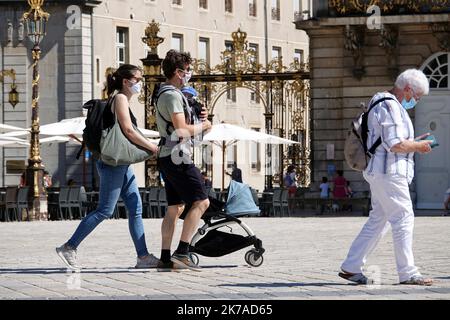 ©PHOTOPQR/L'EST REPUBLICAIN/ALEXANDRE MARCHI ; NANCY ; 05/08/2020 ; SANTE - CRISE SANITAIRE - EPIDEMIIE DE COVID 19 - CORONAVIRUS - ARRETE PREFECTORAL - PORT DU MASQUE OBLIGATOIRE - SCHUTZ - MASQUE CHIRURGICAL - TOURISMUS - TOURISTES - FAMILIE - HOMME - FEMME - ENFANT. Nancy 5 août 2020. Des personnes porent des masques chirurgicaux de Protection, dans le Centre ville de Nancy, sur la Place Stanislas. après avoir constaté 'une Augmentation du taux d'Incidence de Covid-19 sur le territoire de la Métropole du Grand Nancy' par les autorités sanitaires, le préfet de Meurthe-et-Moselle a pris U Stockfoto