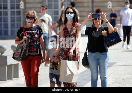 ©PHOTOPQR/L'EST REPUBLICAIN/ALEXANDRE MARCHI ; NANCY ; 05/08/2020 ; SANTE - CRISE SANITAIRE - EPIDEMIIE DE COVID 19 - CORONAVIRUS - ARRETE PREFECTORAL - PORT DU MASQUE OBLIGATOIRE - PROTECTION - MASQUE CHIRURGICAL. Nancy 5 août 2020. Une personne porte un masque chirurgical de Protection, dans le Centre ville de Nancy, sur la Place Stanislas. après avoir constaté 'une Augmentation du taux d'Incidence de Covid-19 sur le territoire de la Métropole du Grand Nancy' par les autorités sanitaires, le préfet de Meurthe-et-Moselle a pris un arrêté pour rendre obligatoire le Port du Masque de Protection Stockfoto