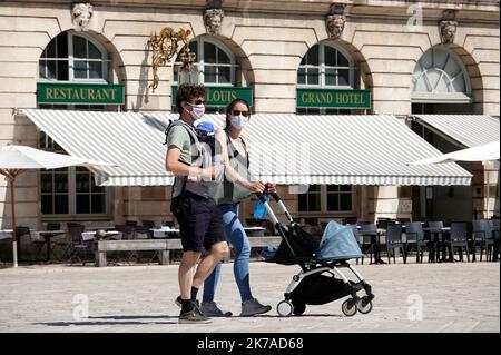 ©PHOTOPQR/L'EST REPUBLICAIN/ALEXANDRE MARCHI ; NANCY ; 05/08/2020 ; SANTE - CRISE SANITAIRE - EPIDEMIIE DE COVID 19 - CORONAVIRUS - ARRETE PREFECTORAL - PORT DU MASQUE OBLIGATOIRE - SCHUTZ - MASQUE CHIRURGICAL - TOURISMUS - TOURISTES - FAMILIE - HOMME - FEMME - ENFANT. Nancy 5 août 2020. Des personnes porent des masques chirurgicaux de Protection, dans le Centre ville de Nancy, sur la Place Stanislas. après avoir constaté 'une Augmentation du taux d'Incidence de Covid-19 sur le territoire de la Métropole du Grand Nancy' par les autorités sanitaires, le préfet de Meurthe-et-Moselle a pris U Stockfoto