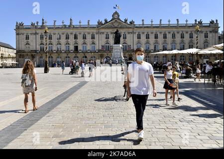 ©PHOTOPQR/L'EST REPUBLICAIN/ALEXANDRE MARCHI ; NANCY ; 05/08/2020 ; SANTE - CRISE SANITAIRE - EPIDEMIIE DE COVID 19 - CORONAVIRUS - ARRETE PREFECTORAL - PORT DU MASQUE OBLIGATOIRE - SCHUTZ - MASQUE CHIRURGICAL - CHALEUR - METEOROLOGIE - METEO - CANICULE - TEMPERATUR - CIEL BLEU. Nancy 5 août 2020. Une personne porte un masque chirurgical de Protection, dans le Centre ville de Nancy, sur la Place Stanislas. après avoir constaté 'une Augmentation du taux d'Incidence de Covid-19 sur le territoire de la Métropole du Grand Nancy' par les autorités sanitaires, le préfet de Meurthe-et-Moselle a Stockfoto