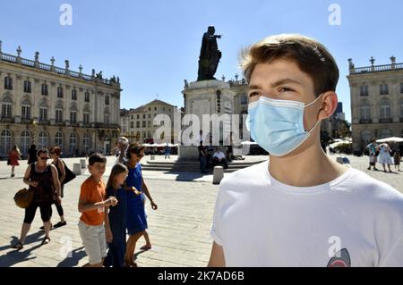 ©PHOTOPQR/L'EST REPUBLICAIN/ALEXANDRE MARCHI ; NANCY ; 05/08/2020 ; SANTE - CRISE SANITAIRE - EPIDEMIIE DE COVID 19 - CORONAVIRUS - ARRETE PREFECTORAL - PORT DU MASQUE OBLIGATOIRE - SCHUTZ - MASQUE CHIRURGICAL - CHALEUR - METEOROLOGIE - METEO - CANICULE - TEMPERATUR - CIEL BLEU. Nancy 5 août 2020. Une personne porte un masque chirurgical de Protection, dans le Centre ville de Nancy, sur la Place Stanislas. après avoir constaté 'une Augmentation du taux d'Incidence de Covid-19 sur le territoire de la Métropole du Grand Nancy' par les autorités sanitaires, le préfet de Meurthe-et-Moselle a Stockfoto