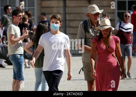 ©PHOTOPQR/L'EST REPUBLICAIN/ALEXANDRE MARCHI ; NANCY ; 05/08/2020 ; SANTE - CRISE SANITAIRE - EPIDEMIIE DE COVID 19 - CORONAVIRUS - ARRETE PREFECTORAL - PORT DU MASQUE OBLIGATOIRE - PROTECTION - MASQUE CHIRURGICAL. Nancy 5 août 2020. Une personne porte un masque chirurgical de Protection, dans le Centre ville de Nancy, sur la Place Stanislas. après avoir constaté 'une Augmentation du taux d'Incidence de Covid-19 sur le territoire de la Métropole du Grand Nancy' par les autorités sanitaires, le préfet de Meurthe-et-Moselle a pris un arrêté pour rendre obligatoire le Port du Masque de Protection Stockfoto