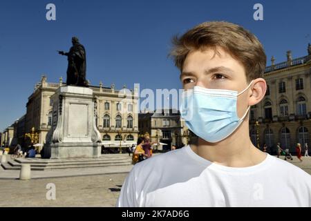 ©PHOTOPQR/L'EST REPUBLICAIN/ALEXANDRE MARCHI ; NANCY ; 05/08/2020 ; SANTE - CRISE SANITAIRE - EPIDEMIIE DE COVID 19 - CORONAVIRUS - ARRETE PREFECTORAL - PORT DU MASQUE OBLIGATOIRE - SCHUTZ - MASQUE CHIRURGICAL - CHALEUR - METEOROLOGIE - METEO - CANICULE - TEMPERATUR - CIEL BLEU. Nancy 5 août 2020. Une personne porte un masque chirurgical de Protection, dans le Centre ville de Nancy, sur la Place Stanislas. après avoir constaté 'une Augmentation du taux d'Incidence de Covid-19 sur le territoire de la Métropole du Grand Nancy' par les autorités sanitaires, le préfet de Meurthe-et-Moselle a Stockfoto