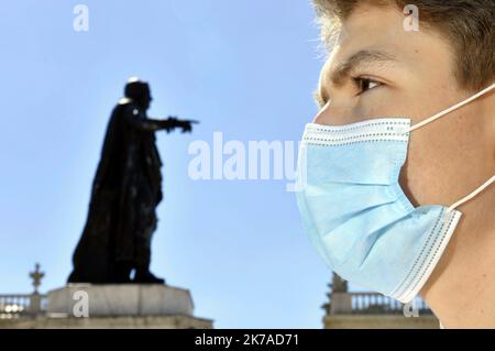 ©PHOTOPQR/L'EST REPUBLICAIN/ALEXANDRE MARCHI ; NANCY ; 05/08/2020 ; SANTE - CRISE SANITAIRE - EPIDEMIIE DE COVID 19 - CORONAVIRUS - ARRETE PREFECTORAL - PORT DU MASQUE OBLIGATOIRE - PROTECTION - MASQUE CHIRURGICAL. Nancy 5 août 2020. Une personne porte un masque chirurgical de Protection, dans le Centre ville de Nancy, sur la Place Stanislas. après avoir constaté 'une Augmentation du taux d'Incidence de Covid-19 sur le territoire de la Métropole du Grand Nancy' par les autorités sanitaires, le préfet de Meurthe-et-Moselle a pris un arrêté pour rendre obligatoire le Port du Masque de Protection Stockfoto