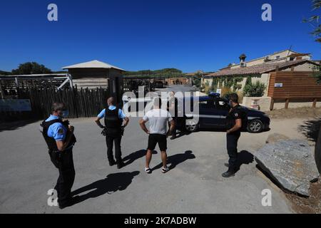 ©PHOTOPQR/NICE MATIN/Franz Chavaroche ; RAMATUELLE ; 06/08/2020 ; REPORTAGE - COVID 21 - PLAGE DE MOOREA Ramatuelle, Frankreich, august 6. 2020 - Covid-19 Pandemie. Zwei Strandbäder in Ramatuelle, Verde und Moorea, waren Gegenstand einer administrativen Schließung. Die Gendarmerie-Brigade von Saint-Tropez und die Stadtpolizei von Ramatuelle haben per präfektrisches Dekret die beiden am Strand von Pampelonne gelegenen Küstenstrukturen geschlossen. Vorgebende Begründung: Die Nichteinhaltung von Barrieregesten in dieser Zeit nach der Definierung. Stockfoto