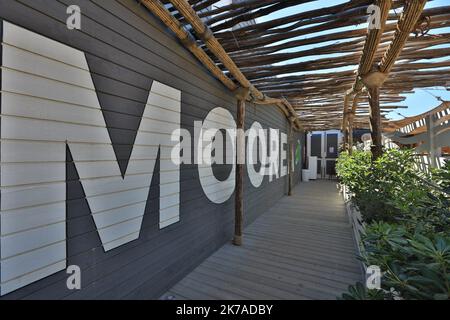 ©PHOTOPQR/NICE MATIN/Franz Chavaroche ; RAMATUELLE ; 06/08/2020 ; REPORTAGE - COVID 21 - PLAGE DE MOOREA Ramatuelle, Frankreich, august 6. 2020 - Covid-19 Pandemie. Zwei Strandbäder in Ramatuelle, Verde und Moorea, waren Gegenstand einer administrativen Schließung. Die Gendarmerie-Brigade von Saint-Tropez und die Stadtpolizei von Ramatuelle haben per präfektrisches Dekret die beiden am Strand von Pampelonne gelegenen Küstenstrukturen geschlossen. Vorgebende Begründung: Die Nichteinhaltung von Barrieregesten in dieser Zeit nach der Definierung. Stockfoto