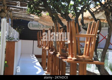 ©PHOTOPQR/NICE MATIN/Franz Chavaroche ; RAMATUELLE ; 06/08/2020 ; REPORTAGE - COVID 21 - PLAGE DE MOOREA Ramatuelle, Frankreich, august 6. 2020 - Covid-19 Pandemie. Zwei Strandbäder in Ramatuelle, Verde und Moorea, waren Gegenstand einer administrativen Schließung. Die Gendarmerie-Brigade von Saint-Tropez und die Stadtpolizei von Ramatuelle haben per präfektrisches Dekret die beiden am Strand von Pampelonne gelegenen Küstenstrukturen geschlossen. Vorgebende Begründung: Die Nichteinhaltung von Barrieregesten in dieser Zeit nach der Definierung. Stockfoto