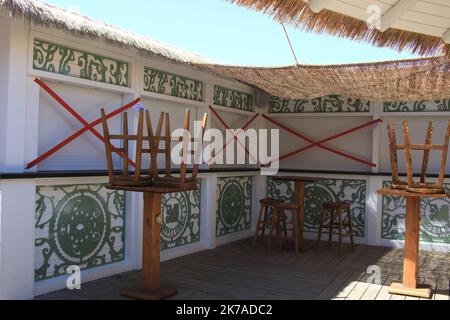 ©PHOTOPQR/NICE MATIN/Franz Chavaroche ; RAMATUELLE ; 06/08/2020 ; REPORTAGE - COVID 21 - PLAGE DE MOOREA Ramatuelle, Frankreich, august 6. 2020 - Covid-19 Pandemie. Zwei Strandbäder in Ramatuelle, Verde und Moorea, waren Gegenstand einer administrativen Schließung. Die Gendarmerie-Brigade von Saint-Tropez und die Stadtpolizei von Ramatuelle haben per präfektrisches Dekret die beiden am Strand von Pampelonne gelegenen Küstenstrukturen geschlossen. Vorgebende Begründung: Die Nichteinhaltung von Barrieregesten in dieser Zeit nach der Definierung. Stockfoto