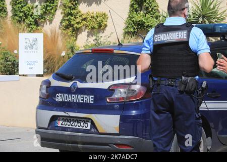 ©PHOTOPQR/NICE MATIN/Franz Chavaroche ; RAMATUELLE ; 06/08/2020 ; REPORTAGE - COVID 21 - PLAGE DE MOOREA Ramatuelle, Frankreich, august 6. 2020 - Covid-19 Pandemie. Zwei Strandbäder in Ramatuelle, Verde und Moorea, waren Gegenstand einer administrativen Schließung. Die Gendarmerie-Brigade von Saint-Tropez und die Stadtpolizei von Ramatuelle haben per präfektrisches Dekret die beiden am Strand von Pampelonne gelegenen Küstenstrukturen geschlossen. Vorgebende Begründung: Die Nichteinhaltung von Barrieregesten in dieser Zeit nach der Definierung. Stockfoto