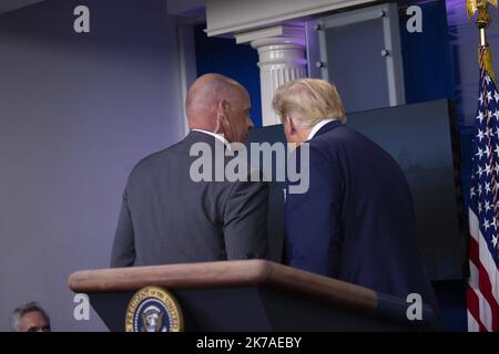 STEFANIE REYNOLDS/UPI/MAXPPP - Präsident Donald Trump wird am Montag, den 10. August 2020, während einer Pressekonferenz in Washington, DC, von einem US-Geheimdienstmitarbeiter aus dem Briefing Room des Weißen Hauses entfernt. Foto von Stefani Reynolds/UPI Stockfoto