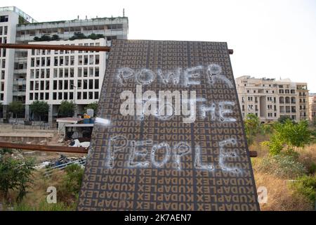 ©CAROLINE BLUMBERG/MAXPPP - BEIRUT, 12. August 2020 - eine Inschrift ist an der Stelle des Märtyrers in Beirut, Libanon, nach Protesten auf der Straße vom 12. August 2020, eine Woche nach den Explosionen, die Beirut heimgesucht haben, und Demonstrationen auf den Straßen zu sehen. Der libanesische Premierminister Hassan Diab kündigte den Rücktritt seiner Regierung an. Stockfoto