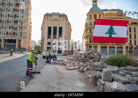 ©CAROLINE BLUMBERG/MAXPPP - BEIRUT, 12. August 2020 - die libanesische Flagge ist am 12. August 2020 auf dem Märtyrerplatz zu sehen. Eine Woche nach den Explosionen, die Beirut heimgesucht haben, und den Demonstrationen auf den Straßen säubern libanesische Arbeiter die Stadt. Der libanesische Premierminister Hassan Diab kündigte den Rücktritt seiner Regierung an. Stockfoto