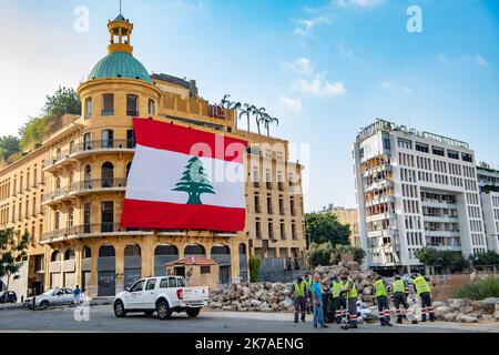 ©CAROLINE BLUMBERG/MAXPPP - BEIRUT, 12. August 2020 - die libanesische Flagge ist am 12. August 2020 auf dem Märtyrerplatz zu sehen. Eine Woche nach den Explosionen, die Beirut heimgesucht haben, und den Demonstrationen auf den Straßen säubern libanesische Arbeiter die Stadt. Der libanesische Premierminister Hassan Diab kündigte den Rücktritt seiner Regierung an. Stockfoto