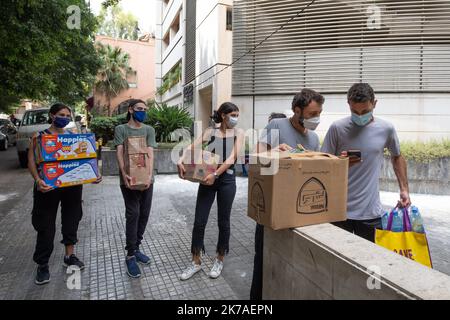 ©CAROLINE BLUMBERG/MAXPPP - BEIRUT, 13. August 2020 - Libanesischer Hilfsverein hilft Händen der Libanon verteilt Nahrungsmittel, Medikamente, Kleidung und logistische Hilfe an Menschen in Not nach der Katastrophe der zwei Sprengungen in Beirut, Libanon, am 13 2020. August. Eine Woche nach den Explosionen, die Beirut heimgesucht haben, kündigte der libanesische Premierminister Hassan Diab den Rücktritt seiner Regierung an. Stockfoto