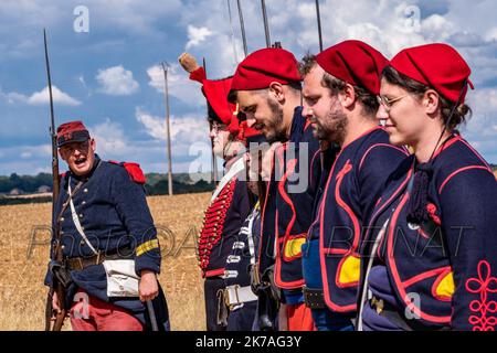 Arnaud BEINAT/Maxppp. 2020/08/16. Gravelotte, Moselle, Frankreich. Pour commémorer les 150 ans de la bataille de Gravelotte en 1870, l'Association des Arquebusiers de l Est à reconstitué un biwac et les combats de l'époque. Tirs de fusil, tirs de Canon, présence de soldats en uniforme de la Garde Impériale, de Chasseurs, d'artilleurs usw. Deux femmes représentaient les infirmières et les cantinières de l'époque. Cette Constitution avait lieu dans le musée de l'annexion et non loin d'une maison où séjourna l'empereur Napoléon III dans la nuit du 15 au 16 août 1870. Stockfoto