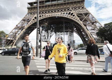 ©PHOTOPQR/LE PARISIEN/ARNAUD DUMONTIER ; Paris ; 17/08/2020 ; Paris, lundi 17 août 2020. Abbildung. Retour des touristes aux pieds de la Tour-Eiffel. © Arnaud Dumontier pour Le Parisien - Touristen am Eiffelturm. Frankreich, Paris August 17 2020 Stockfoto