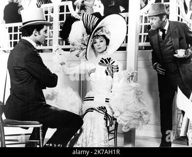 JEREMY BRETT AUDREY HEPBURN und REX HARRISON in MY FAIR LADY 1964 Regisseur GEORGE CUKOR aus dem Broadway-Musical nach dem Stück Pygmalion von George Bernard Shaw Drehbuch und Liedtexte Alan Jay Lerner Musik Frederick Loewe Produktionsdesign und Kostüme Cecil Beaton Produzent Jack L. Warner Bros Stockfoto