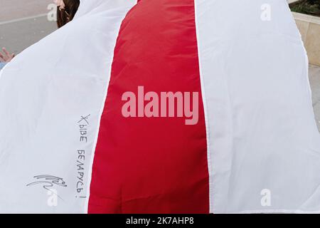 ©Jan Schmidt-Whitley/Le Pictorium/MAXPPP - Jan Schmidt-Whitley/Le Pictorium - 23/08/2020 - Frankreich / Paris - Drapeau du Belarus signe de la main de Svetlana Tikhanovskaia lors d'une Manifestation a Paris qui a ete amene par l'ambassadeur de la Lituanie ou elle est en exil depuis sa victoire aux dernieres elections au Weißrussland. / 23/08/2020 - Frankreich / Paris - die weißrussische Flagge wurde von Swetlana Tichanowskaja bei einer Demonstration in Paris unterzeichnet, die von der litauischen Botschafterin, die seit ihrem Sieg bei den letzten Wahlen in Belarus im Exil lebt, gebracht wurde. Stockfoto