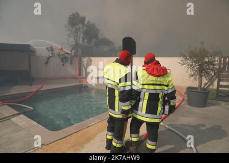 ©PHOTOPQR/LA PROVENCE/Serge Gueroult ; Saint Mitre ; 24/08/2020 ; UN incendie a Parcour 500 Hektar sur les communes de Saint Mitre les remparts et Port de Bouc , le feu n'est toujours pas fixé en début de soirée . Feuer bei Istres: Das Feuer hat bereits 450 Hektar bedeckt. 24. August 2020 Stockfoto