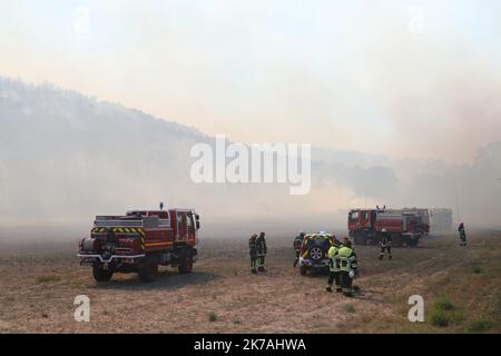 ©PHOTOPQR/LA PROVENCE/Serge Gueroult ; Saint Mitre ; 24/08/2020 ; UN incendie a Parcour 500 Hektar sur les communes de Saint Mitre les remparts et Port de Bouc , le feu n'est toujours pas fixé en début de soirée . Feuer bei Istres: Das Feuer hat bereits 450 Hektar bedeckt. 24. August 2020 Stockfoto