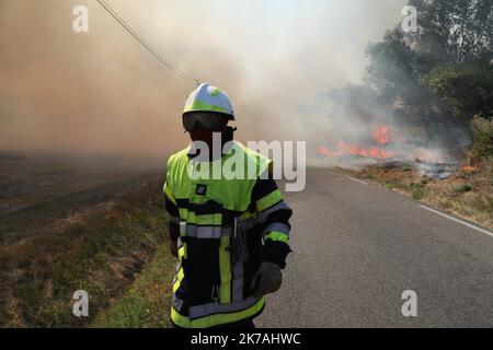 ©PHOTOPQR/LA PROVENCE/Serge Gueroult ; Saint Mitre ; 24/08/2020 ; UN incendie a Parcour 500 Hektar sur les communes de Saint Mitre les remparts et Port de Bouc , le feu n'est toujours pas fixé en début de soirée . Feuer bei Istres: Das Feuer hat bereits 450 Hektar bedeckt. 24. August 2020 Stockfoto