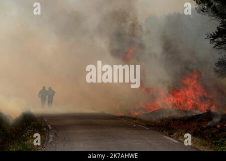 ©PHOTOPQR/LA PROVENCE/Serge Gueroult ; Saint Mitre ; 24/08/2020 ; UN incendie a Parcour 500 Hektar sur les communes de Saint Mitre les remparts et Port de Bouc , le feu n'est toujours pas fixé en début de soirée . Feuer bei Istres: Das Feuer hat bereits 450 Hektar bedeckt. 24. August 2020 Stockfoto