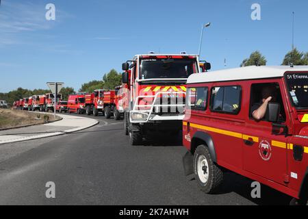 ©PHOTOPQR/LA PROVENCE/Serge Gueroult ; Saint Mitre ; 24/08/2020 ; UN incendie a Parcour 500 Hektar sur les communes de Saint Mitre les remparts et Port de Bouc , le feu n'est toujours pas fixé en début de soirée . Feuer bei Istres: Das Feuer hat bereits 450 Hektar bedeckt. 24. August 2020 Stockfoto