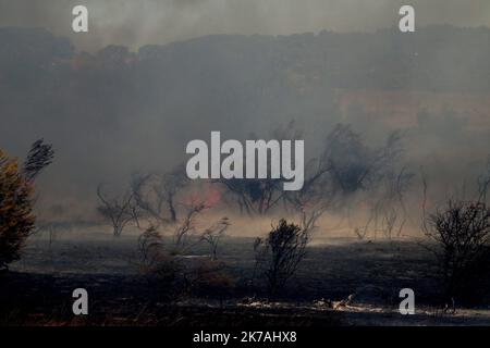 ©PHOTOPQR/LA PROVENCE/Serge Gueroult ; Saint Mitre ; 24/08/2020 ; UN incendie a Parcour 500 Hektar sur les communes de Saint Mitre les remparts et Port de Bouc , le feu n'est toujours pas fixé en début de soirée . Feuer bei Istres: Das Feuer hat bereits 450 Hektar bedeckt. 24. August 2020 Stockfoto