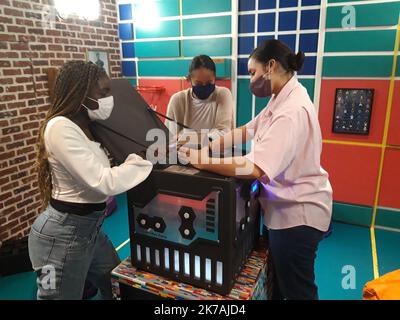 ©PHOTOPQR/LE PARISIEN/Valentine ROUSSEAU ; ; 10/08/2020 ; Escape game L.A. Vertraulich, chez Lock Academy, 131 bd Sébastopol (Iie), le 3 août. A cause du Covid, le Masque est obligatoire dans toutes les salles, et après chaque Passage d'équipe, le personnettoie les salles et les objets manipulés. - Paris, Frankreich, august 10. 2020 - Look Academy Covid-19 Escape Spiel Stockfoto