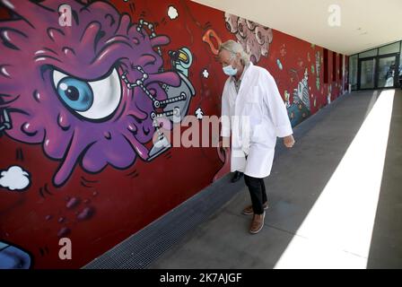 ©PHOTOPQR/LA PROVENCE/VALLAURI Nicolas ; Marseille ; 27/08/2020 ; IHU Méditerranée Infektion à Marseille. Conférence de Presse sur le thème ' Unis contre la Covid-19 ' en présence de Michèle Rubirola (maire de Marseille), Martine Vassal (présidente du conseil départemental et présidente de la métropole Aix-Marseille) et du professeur Didier Raoult. Didier Raoult, französischer Medizinprofessor und Direktor des medizinischen Instituts der IHU für Infektionskrankheiten, verlässt am 27. August 2020 die Pressekonferenz über die Lage des Covid-19 in Marseille im Südosten Frankreichs Stockfoto