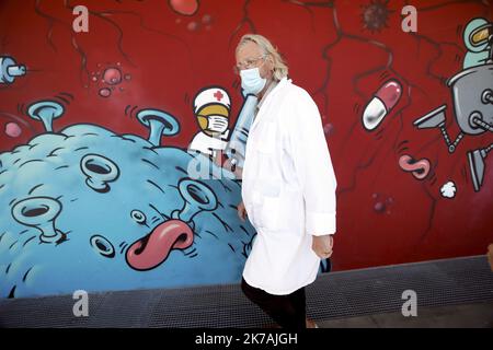 ©PHOTOPQR/LA PROVENCE/VALLAURI Nicolas ; Marseille ; 27/08/2020 ; IHU Méditerranée Infektion à Marseille. Conférence de Presse sur le thème ' Unis contre la Covid-19 ' en présence de Michèle Rubirola (maire de Marseille), Martine Vassal (présidente du conseil départemental et présidente de la métropole Aix-Marseille) et du professeur Didier Raoult. Didier Raoult, französischer Medizinprofessor und Direktor des medizinischen Instituts der IHU für Infektionskrankheiten, verlässt am 27. August 2020 die Pressekonferenz über die Lage des Covid-19 in Marseille im Südosten Frankreichs Stockfoto