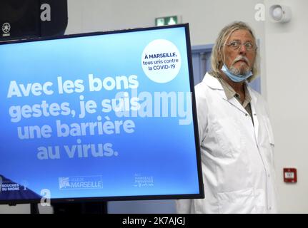 ©PHOTOPQR/LA PROVENCE/VALLAURI Nicolas ; Marseille ; 27/08/2020 ; IHU Méditerranée Infektion à Marseille. Conférence de Presse sur le thème ' Unis contre la Covid-19 ' en présence de Michèle Rubirola (maire de Marseille), Martine Vassal (présidente du conseil départemental et présidente de la métropole Aix-Marseille) et du professeur Didier Raoult. Didier Raoult, französischer Medizinprofessor und Direktor des medizinischen Instituts der IHU für Infektionskrankheiten, verlässt am 27. August 2020 die Pressekonferenz über die Lage des Covid-19 in Marseille im Südosten Frankreichs Stockfoto