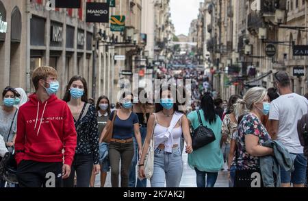 ©PHOTOPQR/Sud OUEST/DAVID Thierry David Thierry ; Bordeaux ; 28/08/2020 ; Bordeaux 28 Aout 2020 rue Sainte Catherine Coronavirus à Bordeaux : Masque obligatoire lundi en Centre-ville Illustration La Gironde est en Zone Rouge depuis cette semaine en raison de la hausse 'préoccupante' de la circulation Active du Virus . déjà MIS en Place rue Sainte Catherine le maire de Bordeaux a pris la décision d’élargir le périmètre d’Obligation du Port du Masque, à tout le Centre-ville à partir de lundi - Bordeaux, Frankreich, august 28. 2020 - covid-19 Pandemie - die Straßen sind überfüllt, Masken werden kommen Stockfoto