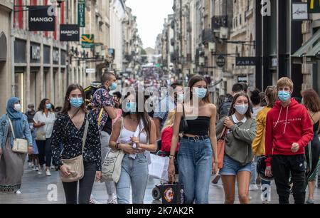 ©PHOTOPQR/Sud OUEST/DAVID Thierry David Thierry ; Bordeaux ; 28/08/2020 ; Bordeaux 28 Aout 2020 rue Sainte Catherine Coronavirus à Bordeaux : Masque obligatoire lundi en Centre-ville Illustration La Gironde est en Zone Rouge depuis cette semaine en raison de la hausse 'préoccupante' de la circulation Active du Virus . déjà MIS en Place rue Sainte Catherine le maire de Bordeaux a pris la décision d’élargir le périmètre d’Obligation du Port du Masque, à tout le Centre-ville à partir de lundi - Bordeaux, Frankreich, august 28. 2020 - covid-19 Pandemie - die Straßen sind überfüllt, Masken werden kommen Stockfoto