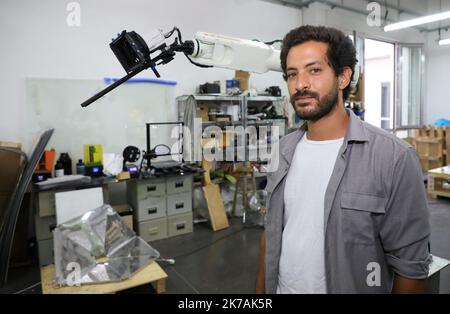 ©PHOTOPQR/LA PROVENCE/VALERIE VREL ; Marseille ; 29/08/2020 ; MOUNIR AYACH, artiste résedent à La Friche de La Belle de Mai, dans le cadre de l'ouverture des ateliers pour l'Exposition européenne MANIFESTA 2020, sur le thème de la maison . ICI la préparation d'une pièce dans son atelier. Marseille; 08/29/2020; die europäische Ausstellung MANIFESTA 2020 zum Thema Haus. Hier wurde der Standort der Friche Belle de Mai für dieses große europäische Kunstereignis investiert, das dem zeitgenössischen künstlerischen Schaffen einen stolzen Platz verleiht. Trotz der Krise von COVID19 konnte die Demonstration die Hauptader sein Stockfoto