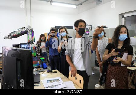 ©PHOTOPQR/LA PROVENCE/VALERIE VREL ; Marseille ; 29/08/2020 ; MOUNIR AYACH, artiste résedent à La Friche de La Belle de Mai, dans le cadre de l'ouverture des ateliers pour l'Exposition européenne MANIFESTA 2020, sur le thème de la maison . ICI la préparation d'une pièce dans son atelier. Marseille; 08/29/2020; die europäische Ausstellung MANIFESTA 2020 zum Thema Haus. Hier wurde der Standort der Friche Belle de Mai für dieses große europäische Kunstereignis investiert, das dem zeitgenössischen künstlerischen Schaffen einen stolzen Platz verleiht. Trotz der Krise von COVID19 konnte die Demonstration die Hauptader sein Stockfoto