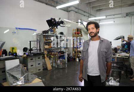 ©PHOTOPQR/LA PROVENCE/VALERIE VREL ; Marseille ; 29/08/2020 ; MOUNIR AYACH, artiste résedent à La Friche de La Belle de Mai, dans le cadre de l'ouverture des ateliers pour l'Exposition européenne MANIFESTA 2020, sur le thème de la maison . ICI la préparation d'une pièce dans son atelier. Marseille; 08/29/2020; die europäische Ausstellung MANIFESTA 2020 zum Thema Haus. Hier wurde der Standort der Friche Belle de Mai für dieses große europäische Kunstereignis investiert, das dem zeitgenössischen künstlerischen Schaffen einen stolzen Platz verleiht. Trotz der Krise von COVID19 konnte die Demonstration die Hauptader sein Stockfoto