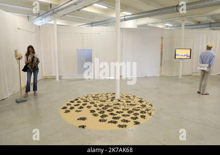 ©PHOTOPQR/LA PROVENCE/VALERIE VREL ; Marseille ; 29/08/2020 ; L'Exposition européenne MANIFESTA 2020, sur le thème de la maison. ICI le site de la Friche Belle de Mai a été investit, pour ce Grand événement artistique européen, qui fait la part Belle à la création artistique contemporaine. Malgré la crise du COVID19, la Manifestation a pu être maintenue dans une Version plus 'light'. Marseille; 08/29/2020; die europäische Ausstellung MANIFESTA 2020 zum Thema Haus. Hier wurde der Standort der Friche Belle de Mai für dieses große europäische Kunstereignis investiert, das stolz auf seinen Platz ist Stockfoto