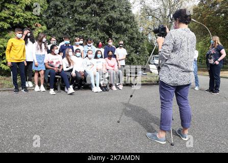 ©PHOTOPQR/L'ALSACE/Darek SZUSTER ; Mulhouse ; 01/09/2020 ; La rentrée scolaire pour les élèves de 5ème du Collège Kennedy. Des élèves sont masqués même pour la photo de classe; 2020/09/01. Eine ungewöhnliche Rückkehr ins Klassenzimmer in Frankreich in diesem Herbst, da die Regierung die Gesundheitsregeln verschärft hat, um die steigenden Covid-19-Raten im Land einzudämmen. Klassenraum Bild mit Masken ! Stockfoto