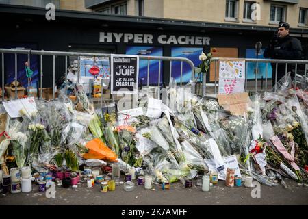 ©Christophe Petit Tesson/MAXPPP - 02/09/2020 - Frankreich wird in dieser Woche eines der schlimmsten Kapitel seiner jüngsten Geschichte wiedereröffnen, in dem mehr als ein Dutzend Menschen vor Gericht gehen, die beschuldigt werden, dschihadistischen Terroristen bei der Massakerei des satirischen Magazins Charlie Hebdo geholfen zu haben. FILES 20/01/2015 ; PARIS ; FRANCE - UN policier arme devant la magasin Hyper Cacher de la porte de Vincennes avant une visite du maire de New York en Hommage aux victimes des attentats islamistes de Paris. Bewaffneter französischer Polizist vor dem jüdischen Lebensmittelgeschäft Hyper Casher in Paris am 20. Januar 2015, um den Menschen, die Durin getötet wurden, Tribut zu zollen Stockfoto