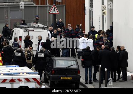 ©PHOTOPQR/L'EST REPUBLICAIN ; 02/09/2020 - Frankreich wird eines der schlimmsten Kapitel seiner jüngsten Geschichte in dieser Woche wieder öffnen, wenn mehr als ein Dutzend Menschen vor Gericht gehen beschuldigt zu helfen dschihadistischen Terroristen zu massakrieren Mitarbeiter an der satirischen Zeitschrift Charlie Hebdo . AKTEN TERRORISMUS - ATTENTAT - ZEITSCHRIFT - PRESSE - CHARLIE HEBDO - POLICE SECURITE INTERIEURE - VIGIPIRATE. Paris 7. Januar 2015. Les Forces de l'ordre après l'attaque terroriste au Journal hebdomadaire satirique CHARLIE HEBDO qui a fait 12 morts ce matin au 10 rue Nicolas Appert dans le 11ème Arrondissement de Paris. FOTO Alexandre MARCH Stockfoto