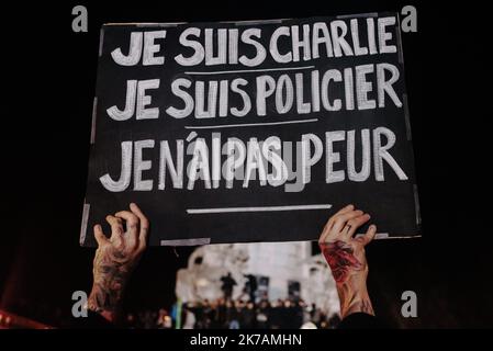 ©Jan Schmidt-Whitley/Le Pictorium/MAXPPP - Jan Schmidt-Whitley/Le Pictorium - 08/01/2015 - Frankreich / Paris - Une foule s'est spontanement reuni place de la Republique pour rendre Hommage aux victimes asseminees la veille le le le le 7 janvier 2015 A Paris par des assaillants lourdement armes, les freres Cherif et Said Kouachi. ILS ont revendiques l'attentat au nom de Al-Qaida dans la peninsule Arabique (AQPA). Les victimes de la tuerie sont les dessinateurs Cabu, Charb, Honore, Tignous et Wolinski, la psychanalyste Elsa Cayat, l'economiste Bernard Maris, le policier Franck Brinsolaro qui assurait la PR Stockfoto