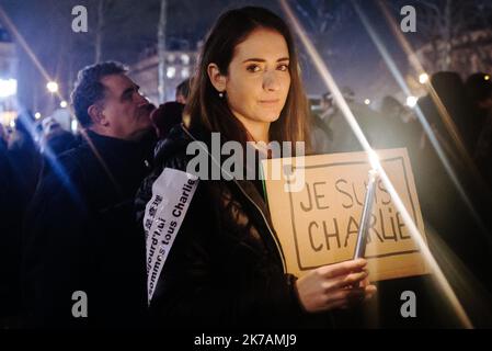 ©Jan Schmidt-Whitley/Le Pictorium/MAXPPP - Jan Schmidt-Whitley/Le Pictorium - 08/01/2015 - Frankreich / Paris - Une foule s'est spontanement reuni place de la Republique pour rendre Hommage aux victimes asseminees la veille le le le le 7 janvier 2015 A Paris par des assaillants lourdement armes, les freres Cherif et Said Kouachi. ILS ont revendiques l'attentat au nom de Al-Qaida dans la peninsule Arabique (AQPA). Les victimes de la tuerie sont les dessinateurs Cabu, Charb, Honore, Tignous et Wolinski, la psychanalyste Elsa Cayat, l'economiste Bernard Maris, le policier Franck Brinsolaro qui assurait la PR Stockfoto