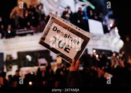 ©Jan Schmidt-Whitley/Le Pictorium/MAXPPP - Jan Schmidt-Whitley/Le Pictorium - 08/01/2015 - Frankreich / Paris - Une foule s'est spontanement reuni place de la Republique pour rendre Hommage aux victimes asseminees la veille le le le le 7 janvier 2015 A Paris par des assaillants lourdement armes, les freres Cherif et Said Kouachi. ILS ont revendiques l'attentat au nom de Al-Qaida dans la peninsule Arabique (AQPA). Les victimes de la tuerie sont les dessinateurs Cabu, Charb, Honore, Tignous et Wolinski, la psychanalyste Elsa Cayat, l'economiste Bernard Maris, le policier Franck Brinsolaro qui assurait la PR Stockfoto